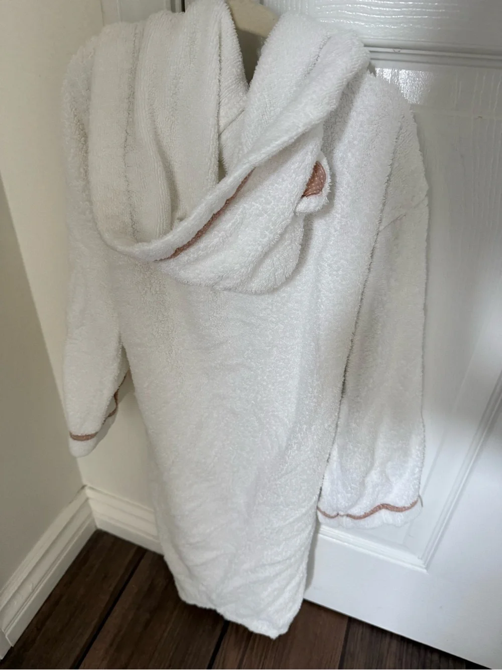 Plush White Hooded Bathrobe with Contrast Trim kids 8-9yrs